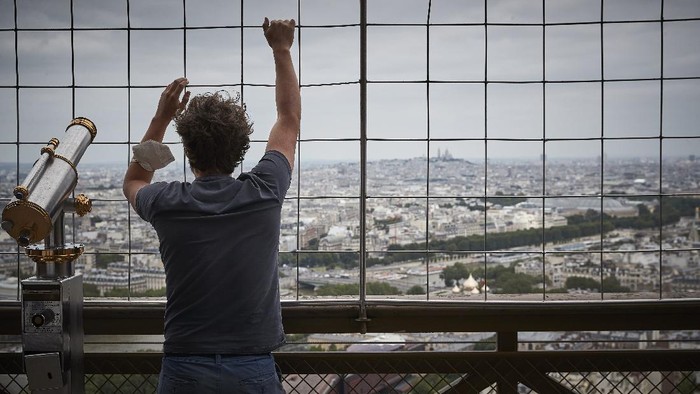 PARIS, FRANCE - JULY 16: Visitors walk down from the top of the Eiffel Tower as the iconic landmark reopened for the first time in over 8 months on July 16, 2021 in Paris, France. The iconic Paris landmark has been closed since October 30th, 2020, due to the Coronavirus Pandemic restrictions, it's longest closure since WWII. (Photo by Kiran Ridley/Getty Images)