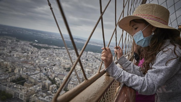 PARIS, FRANCE - JULY 16: Visitors walk down from the top of the Eiffel Tower as the iconic landmark reopened for the first time in over 8 months on July 16, 2021 in Paris, France. The iconic Paris landmark has been closed since October 30th, 2020, due to the Coronavirus Pandemic restrictions, its longest closure since WWII. (Photo by Kiran Ridley/Getty Images)