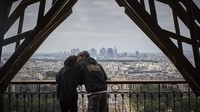 Mereka kini bisa melihat kembali indahnya cakrawala kota Paris dari ketinggian.  