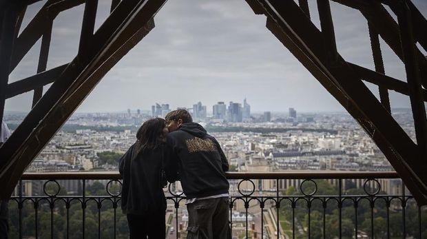 PARIS, FRANCE - JULY 16: Visitors walk down from the top of the Eiffel Tower as the iconic landmark reopened for the first time in over 8 months on July 16, 2021 in Paris, France. The iconic Paris landmark has been closed since October 30th, 2020, due to the Coronavirus Pandemic restrictions, it's longest closure since WWII. (Photo by Kiran Ridley/Getty Images)