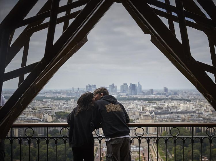Melihat Cakrawala Kota Paris dari Menara Eiffel
