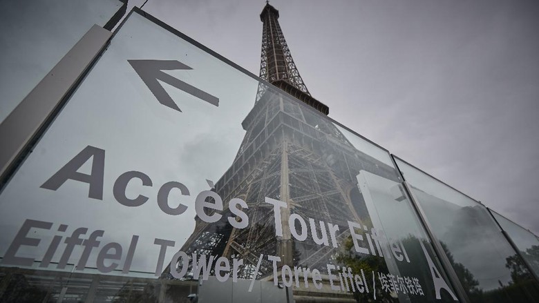 PARIS, FRANCE - JULY 16: Visitors walk down from the top of the Eiffel Tower as the iconic landmark reopened for the first time in over 8 months on July 16, 2021 in Paris, France. The iconic Paris landmark has been closed since October 30th, 2020, due to the Coronavirus Pandemic restrictions, its longest closure since WWII. (Photo by Kiran Ridley/Getty Images)