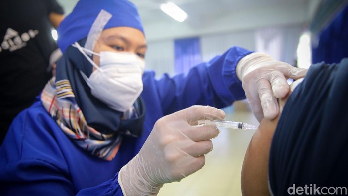 Petugas medis tengah melakukan vaksinasi kepada warga di Posko Vaksinasi Partai Amanat Nasional (PAN), Jakarta, Sabtu (16/7/2021).
