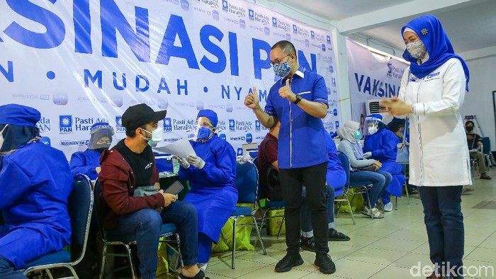 Petugas medis tengah melakukan vaksinasi kepada warga di Posko Vaksinasi Partai Amanat Nasional (PAN), Jakarta, Sabtu (16/7/2021).