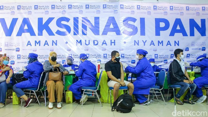 Petugas medis tengah melakukan vaksinasi kepada warga di Posko Vaksinasi Partai Amanat Nasional (PAN), Jakarta, Sabtu (16/7/2021).