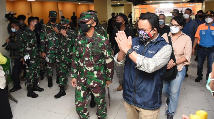 Pangdam Jaya Mayjen Mulyo Aji dan Gubernur DKI Jakarta Anies Baswedan pantau vaksinasi massal di Terminal Pulo Gebang, Jaktim