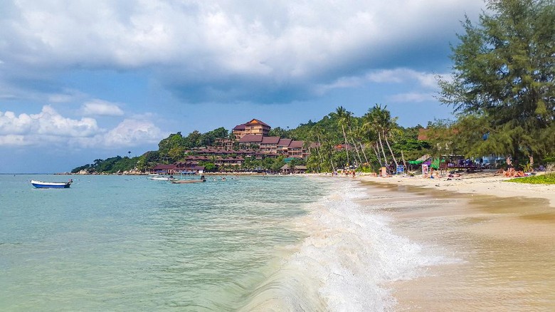 Pantai Haad Yao, Koh Phangan In January 2016, tourists were sunbathing on Haad Yao Beach in Koh Phangan, Thailand