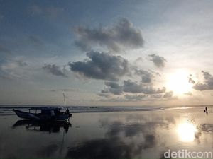 Biasa Dipadati Wisatawan, Pantai Pangandaran Kini Sepi