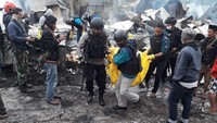 Foto: Personel Polsek Kamuu, dipimpin Kapolsek oleh Iptu Mikael Ayomi, tiba di Kampung Ikebo, Distrik Kamuu, Kabupaten Dogiyai dan mengevakuasi jenazah Hendrik pagi harinya (dok. Polda Papua)