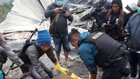 Foto: Pembakaran berlangsung hingga pukul 04.45 WIT, keesokan harinya (16/7) dan merambat sampai ke Kampung Ikebo. (dok. Polda Papua)