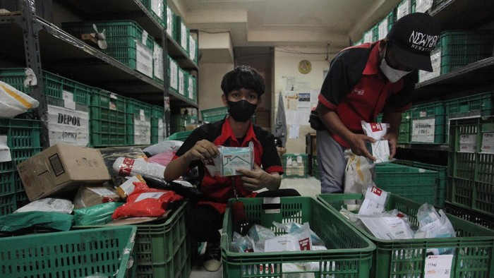 Pekerja menunjukkan paket obat COVID-19 di salah satu gerai ekspedisi SiCepat pengiriman barang gerai di Jalan K.S Tubun, Petamburan, Jakarta, Sabtu (17/7/2021). Pemerintah pusat resmi membagikan sebanyak 300.000 paket obat gratis berupa multivitamin, Azithtromycin, dan Oseltamivir bagi pasien COVID-19 yang menjalani isolasi mandiri di Pulau Jawa dan Bali. ANTARA FOTO/ Reno Esnir/aww. *** Local Caption ***