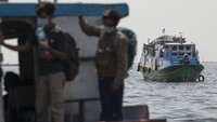 Kapal penyeberangan pengangkut penumpang bersiap sandar di dermaga Pelabuhan Kaliadem, Muara Angke, Jakarta, Sabtu (17/7/2021).  