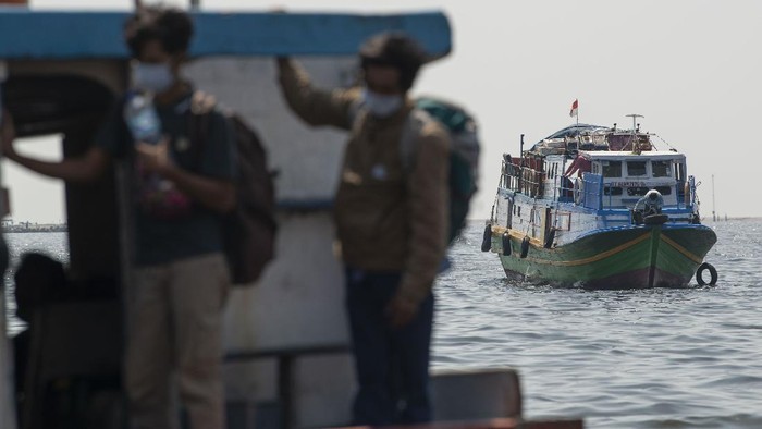 Warga menurunkan muatan dari dari kapal penyebrangan di dermaga Pelabuhan Kaliadem, Muara Angke, Jakarta, Sabtu (17/7/2021). Pemerintah Provinsi DKI Jakarta menutup layanan penyeberangan menuju Kepulauan Seribu untuk wisatawan selama Penerapan Pembatasan Kegiatan Masyarakat (PPKM) Darurat, baik di Kaliadem maupun Dermaga Marina Ancol. Layanan penyeberangan hanya diperbolehkan untuk warga ber-KTP Kabupaten Kepulauan Seribu dan mereka yang bertugas di Kepulauan Seribu. ANTARA FOTO/Aditya Pradana Putra/aww.