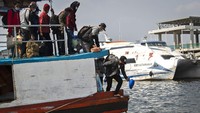 Layanan penyeberangan hanya diperbolehkan untuk warga ber-KTP Kabupaten Kepulauan Seribu. 