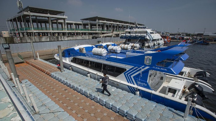 Warga menurunkan muatan dari dari kapal penyebrangan di dermaga Pelabuhan Kaliadem, Muara Angke, Jakarta, Sabtu (17/7/2021). Pemerintah Provinsi DKI Jakarta menutup layanan penyeberangan menuju Kepulauan Seribu untuk wisatawan selama Penerapan Pembatasan Kegiatan Masyarakat (PPKM) Darurat, baik di Kaliadem maupun Dermaga Marina Ancol. Layanan penyeberangan hanya diperbolehkan untuk warga ber-KTP Kabupaten Kepulauan Seribu dan mereka yang bertugas di Kepulauan Seribu. ANTARA FOTO/Aditya Pradana Putra/aww.