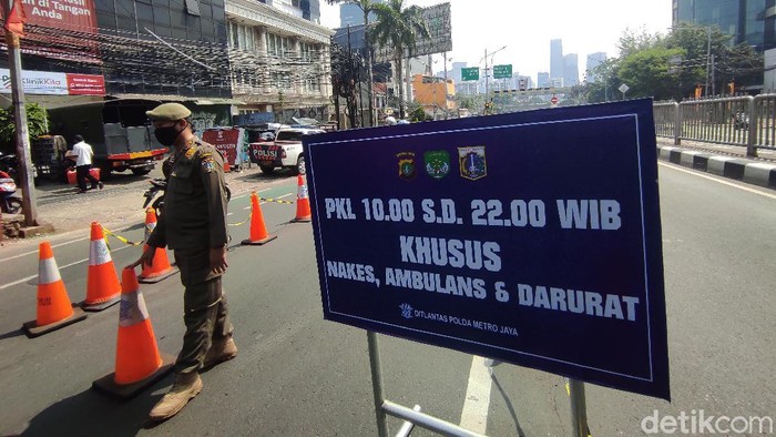 Penyekatan di Jl Mampang Prapatan Raya, jelang underpass arah Jl HR Rasuna Said, 17 Juli 2021. (Azhar Bagas Ramadhan/detikcom)