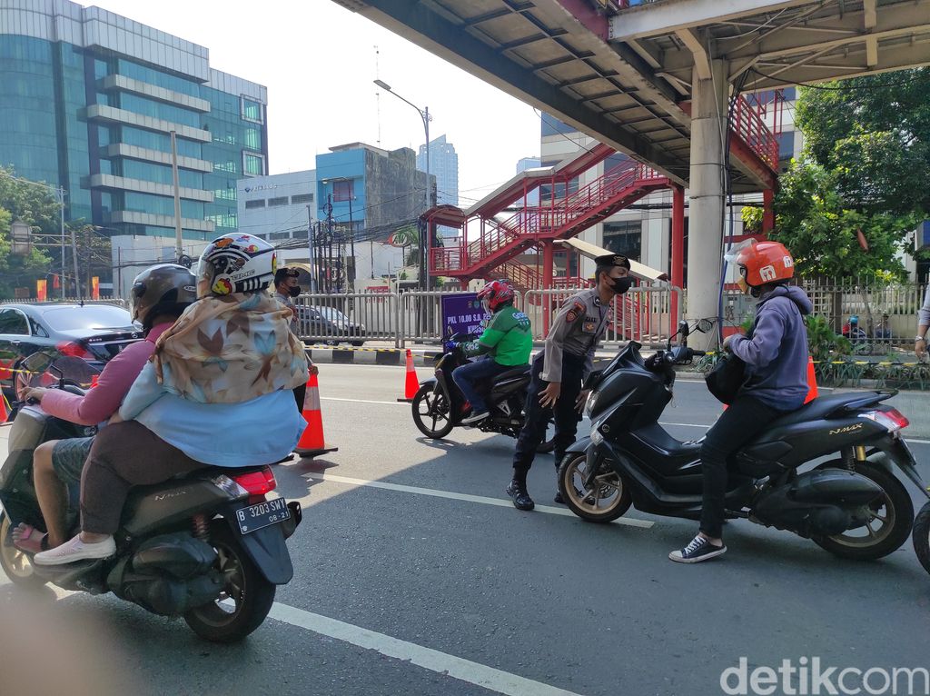 Penyekatan di Jl Mampang Prapatan Raya, jelang underpass arah Jl HR Rasuna Said, 17 Juli 2021. (Azhar Bagas Ramadhan/detikcom)