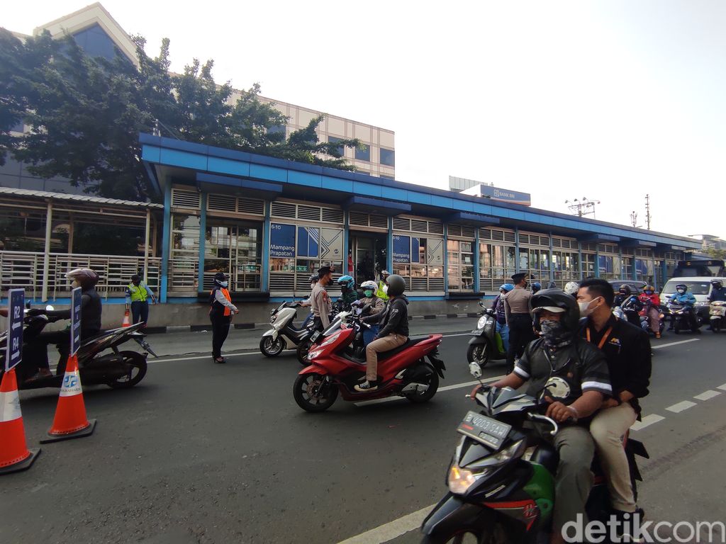 Penyekatan Jl Mampang Prapatan di depan underpass arah Jl HR Rasuna Said, 17 Juli 2021, pagi. (Azhar BR/detikcom)