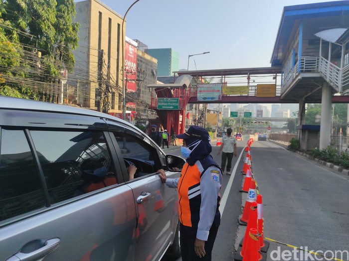 Penyekatan Jl Mampang Prapatan di depan underpass arah Jl HR Rasuna Said, 17 Juli 2021, pagi. (Azhar BR/detikcom)