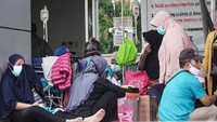 Sejumlah pasien berada di teras gedung Instalasi Gawat Darurat (IGD) Rumah Sakit Umum Daerah (RSUD) Jayapura, Papua, Jumat (16/7/2021).  