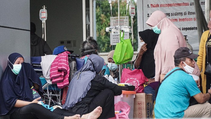 PERAWATAN PASIEN DILUAR RUANGAN RSUD JAYAPURA Sejumlah pasien berada di teras gedung Instalasi Gawat Darurat (IGD) Rumah Sakit Umum Daerah (RSUD) Jayapura, Papua, Jumat (16/7/2021). Wakil Direktur Umum dan Keuangan RSUD Jayapura dr Silwanus Sumule mengaku kapasitas ruangan di rumah sakit sudah terisi penuh, hasil antigen pasien yang reaktif diberikan tempat diluar gedung. ANTARA FOTO/Indrayadi TH/hp.