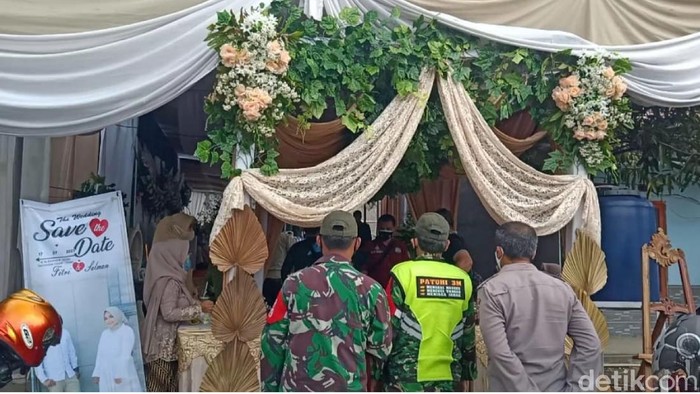 Petugas Bubarkan Pesta Nikah di Cianjur