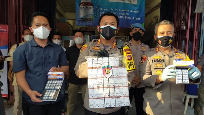 Polisi menemukan apotek di Bogor jual obat COVID-19 di atas HET