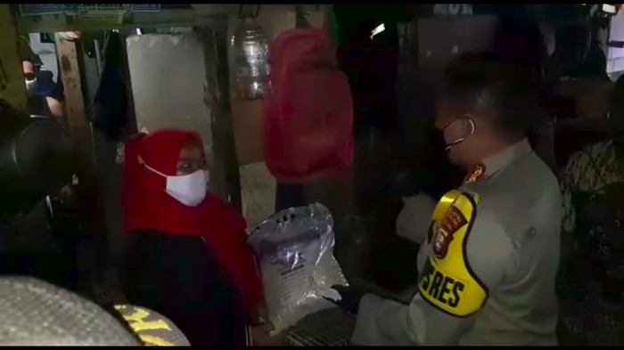 Polres Jaksel bagikan sembako ke warga, Jumat (17/2021)