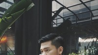Sluuurp! Secangkir kopi tengah dinikmati Aldy. Teman dari Iqbal Ramadhan ini juga doyan minum kopi sambil duduk santai. Foto: : instagram @aldymldni