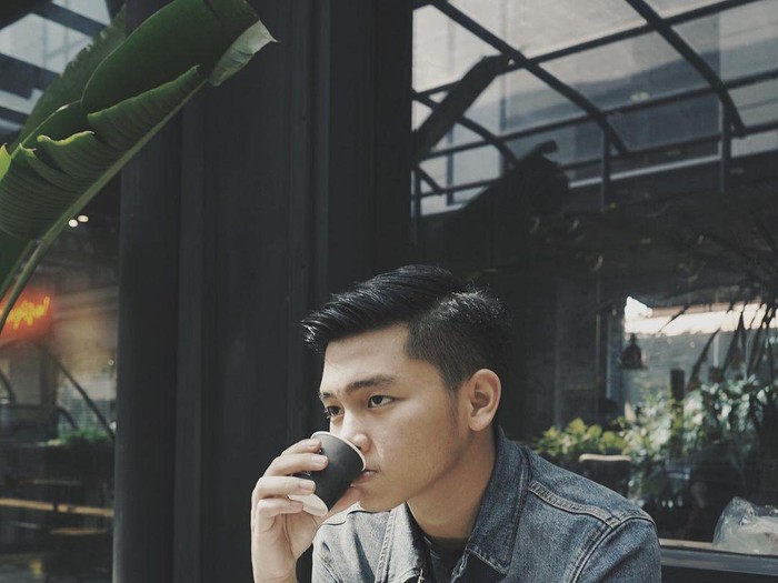 Pose Asyik Aldy Maldini yang Saat Makan Burger dan Ngopi Santai