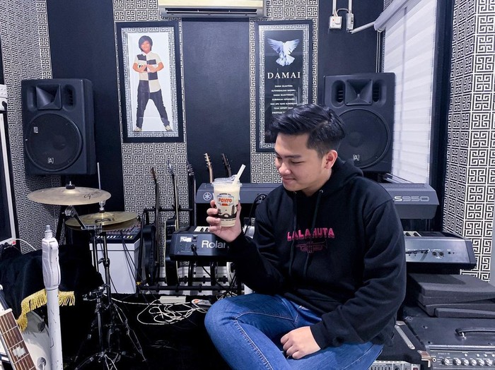 Pose Asyik Aldy Maldini yang Saat Makan Burger dan Ngopi Santai Pose Asyik Aldy Maldini yang Saat Makan Burger dan Ngopi Santai
