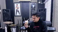 Aldy Maldini terlibat konflik dengan remaja yang mengaku fansnya. Aldy diduga melakukan penipuan dan membawa lari sejumlah uang. Tapi Aldy mengaku sudah menyelesaikan kasus ini. Foto: : instagram @aldymldni