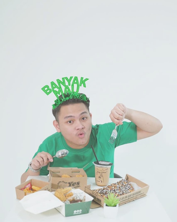 Pose Asyik Aldy Maldini yang Saat Makan Burger dan Ngopi Santai Pose Asyik Aldy Maldini yang Saat Makan Burger dan Ngopi Santai