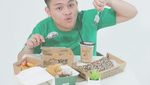 Pose Asyik Aldy Maldini Saat Makan Burger dan Ngopi Santai