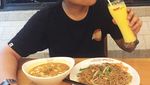 Pose Asyik Aldy Maldini Saat Makan Burger dan Ngopi Santai