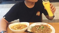 Tongseng dan bihun goreng sedang dinikmati Aldy. Sementara asyik makan, ia juga memilih minum segelas jus mangga. Wah kenyang banget deh ya.  Foto: : instagram @aldymldni