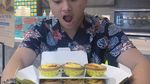 Pose Asyik Aldy Maldini Saat Makan Burger dan Ngopi Santai