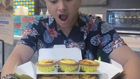 Tak mau ketinggalan tren, Aldy ikut mencicip manis lembut hokkaido tart. Di depannya ada sekotak kue manis yang siap jadi camilannya. Nggak mau berbagi nih? Foto: : instagram @aldymldni