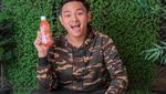 Pose Asyik Aldy Maldini Saat Makan Burger dan Ngopi Santai