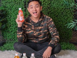 Pose Asyik Aldy Maldini Saat Makan Burger dan Ngopi Santai