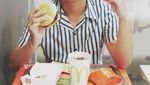 Pose Asyik Aldy Maldini Saat Makan Burger dan Ngopi Santai