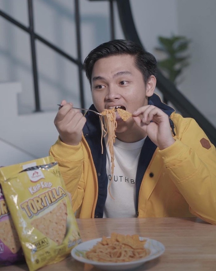 Pose Asyik Aldy Maldini yang Saat Makan Burger dan Ngopi Santai