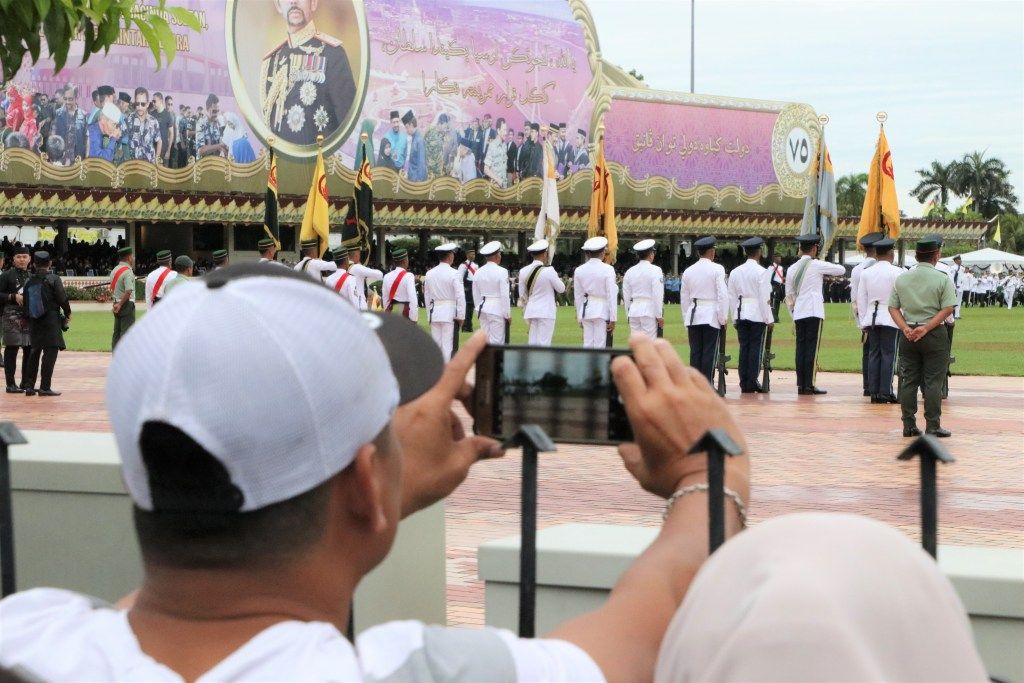 Brunei Darussalam menjadi negara yang mencetak rekor dengan minimkasus COVID-19. Jika ditemukan kasus COVID-19 baru, itu merupakankasus dari negara lain. Usai mencetak rekor, Brunei Darussalammelonggarkan pengetatan dengan mulai menggelar perayaan ulang tahunSultan Brunei Hassanal Bolkiah.