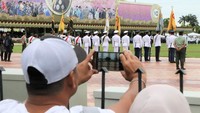 Tidak hanya di dalam istana, ternyata banyak orang berkumpul di luar Istana untuk menyaksikan upacara tersebut. Pemerintah Brunei pun telah menyiapkan ratusan petugas keamanan dan kesehatan.  