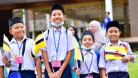Siswa dan guru juga terlibat dalam perayaan tahun ini, berbaris untuk mengibarkan bendera mini saat Sultan dan anggota keluarga kerajaan lainnya menuju ke tempat yang telah disediakan.  