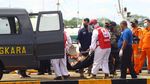 Potret Evakuasi Korban Kapal Tenggelam di Perairan Kalbar