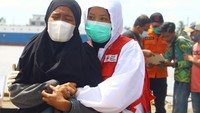 Seorang anggota keluarga dari korban kapal tenggelam menangis dalam pelukan petugas PMI usai menyaksikan jenazah kerabatnya yang berhasil ditemukan SAR, di dermaga Kesatuan Penjagaan Laut dan Pantai (KPLP) di Pontianak, Kalimantan Barat. 
