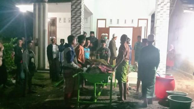 Puluhan Warga di Bondowoso Rebut Paksa Jenazah COVID-19 dan Bakar Petinya