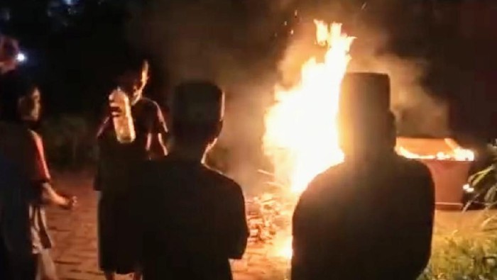 Puluhan Warga di Bondowoso Rebut Paksa Jenazah COVID-19 dan Bakar Petinya