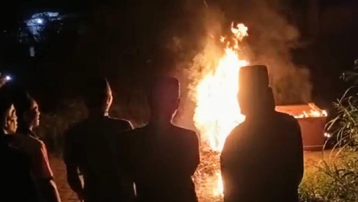 Puluhan Warga di Bondowoso Rebut Paksa Jenazah COVID-19 dan Bakar Petinya